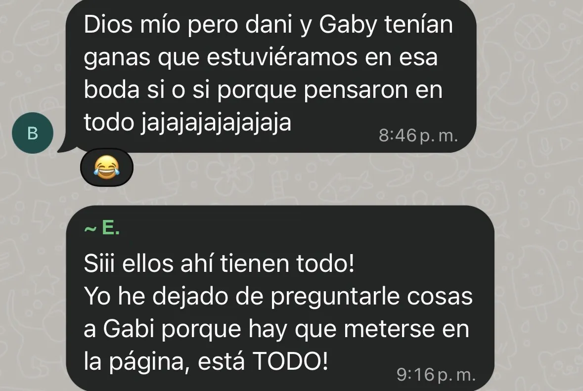 Captura de WhatsApp: dos invitadas comentan que ya no le preguntan nada a la novia porque todo está en la web